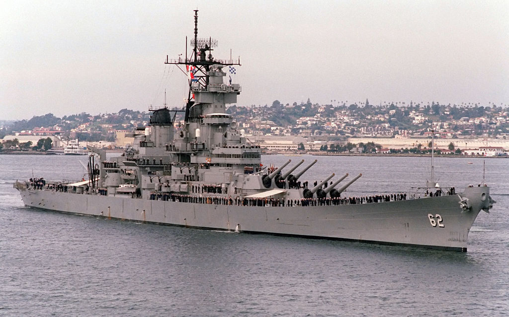 Thiết giáp hạm USS New Jersey (BB-62) được điều động tham chiến ở Việt Nam sau khi quân đội Mỹ nhận thấy việc sử dụng không quân ném bom rải thảm ở miền Bắc phải chịu thiệt hại quá lớn. Nguồn ảnh: DefenseVisual