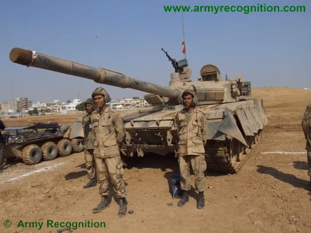 Có trọng lượng 46 tấn, xe tăng Al-Khalid có trọng lượng tổng cộng 46 tấn, chiều dài 10,07 mét và có chiều rộng 3,5 mét. Điểm đặc biệt của loại xe tăng này đó là nó được trang bị hệ thống nạp đạn tự động và có kíp chiến đấu chỉ ba người. Nguồn ảnh: Armyrec.