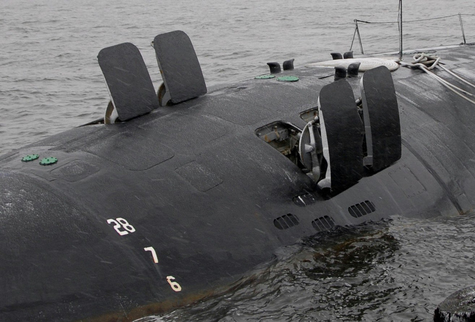 Tuy nhiên tuỳ từng năm hạ thuỷ mà các tàu ngầm lớp Los Angeles dù cùng đời cũng vẫn có cấu hình giếng phóng tên lửa khác nhau. Đặc biệt nhất là hai tàu mang tên Providence và Pittsburgh với cấu hình giếng phóng theo kiểu 4 hàng 3 ống phóng thay vì hai hàng hai ống và hai hàng bốn ống như các tàu khác. Nguồn ảnh: Sina.