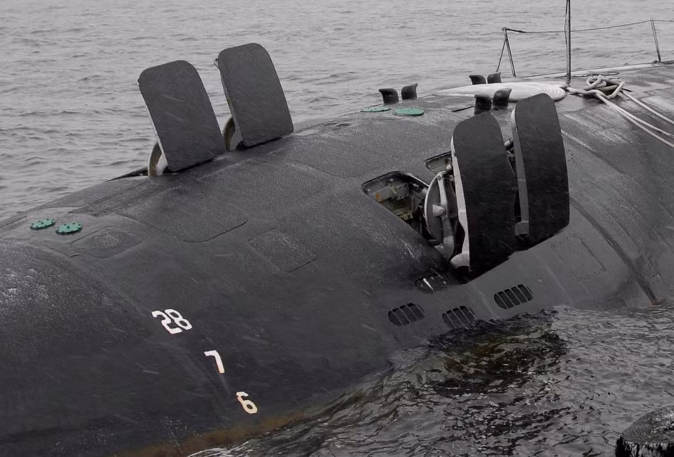 Tuy nhiên tuỳ từng năm hạ thuỷ mà các tàu ngầm lớp Los Angeles dù cùng đời cũng vẫn có cấu hình giếng phóng tên lửa khác nhau. Đặc biệt nhất là hai tàu mang tên Providence và Pittsburgh với cấu hình giếng phóng theo kiểu 4 hàng 3 ống phóng thay vì hai hàng hai ống và hai hàng bốn ống như các tàu khác. Nguồn ảnh: Sina.