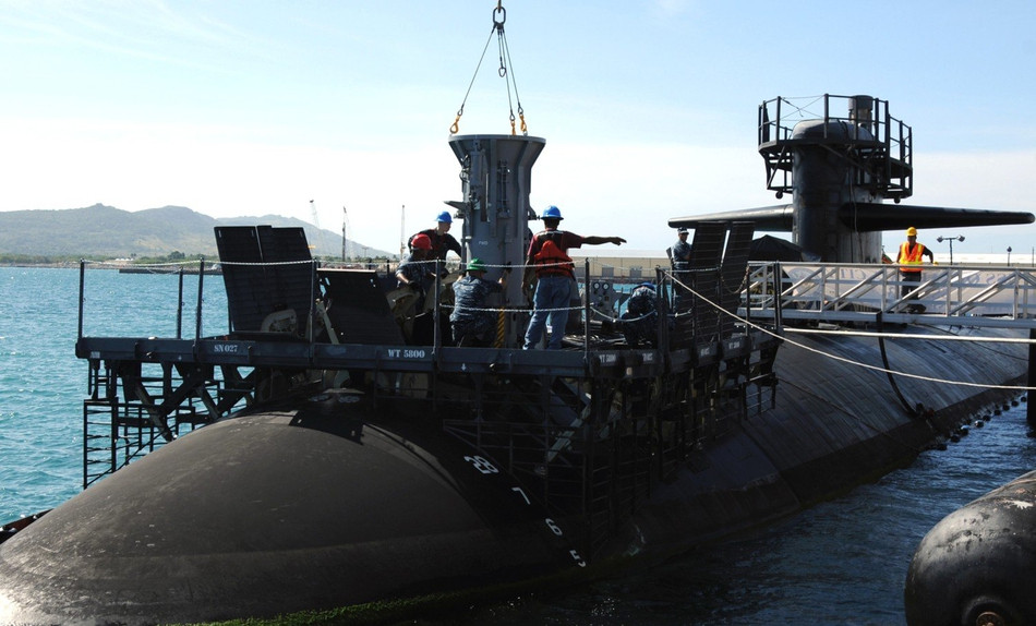 Hải quân Mỹ nạp ngư lôi và tên lửa vào tàu ngầm Los Angeles bằng thiết bị đặc biệt. Nguồn ảnh: Sina.