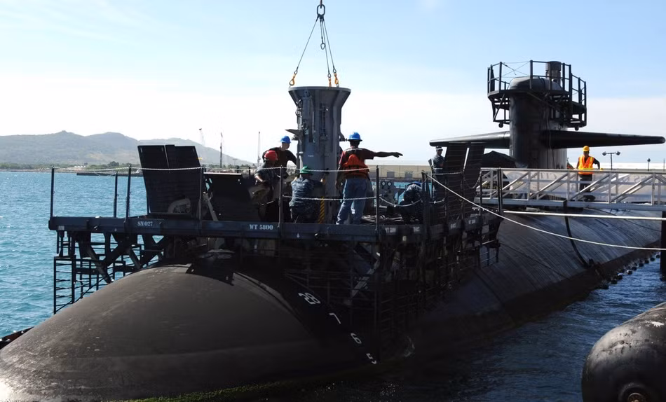 Hải quân Mỹ nạp ngư lôi và tên lửa vào tàu ngầm Los Angeles bằng thiết bị đặc biệt. Nguồn ảnh: Sina.