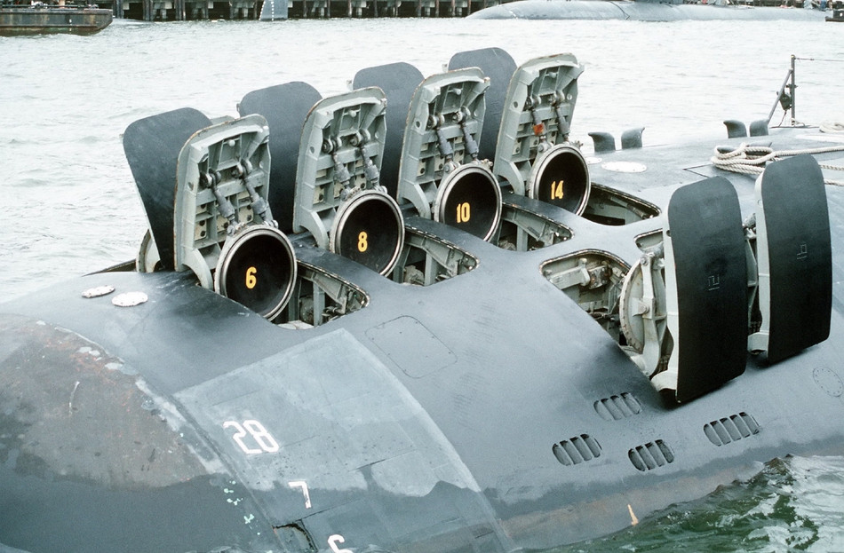 Tàu có tổng cộng 12 giếng phóng tên lửa thẳng đứng loại Mk36 và được đánh số theo cách đặc biệt với các ống bên mạn trái thuyền là ống phóng số chẵn, bên phải là các ống phóng được đánh số lẻ. Nguồn ảnh: Sina.