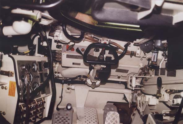 Phiên bản Leopard 2A4 cũng có thiết kế vị trí khoang lái tương tự với vô lăng kiểu xe hơi, cần số tự động hoàn toàn bên phải và hệ thống điều khiển điện tử bên tay trái tài xế. Nguồn ảnh: Pinterest.