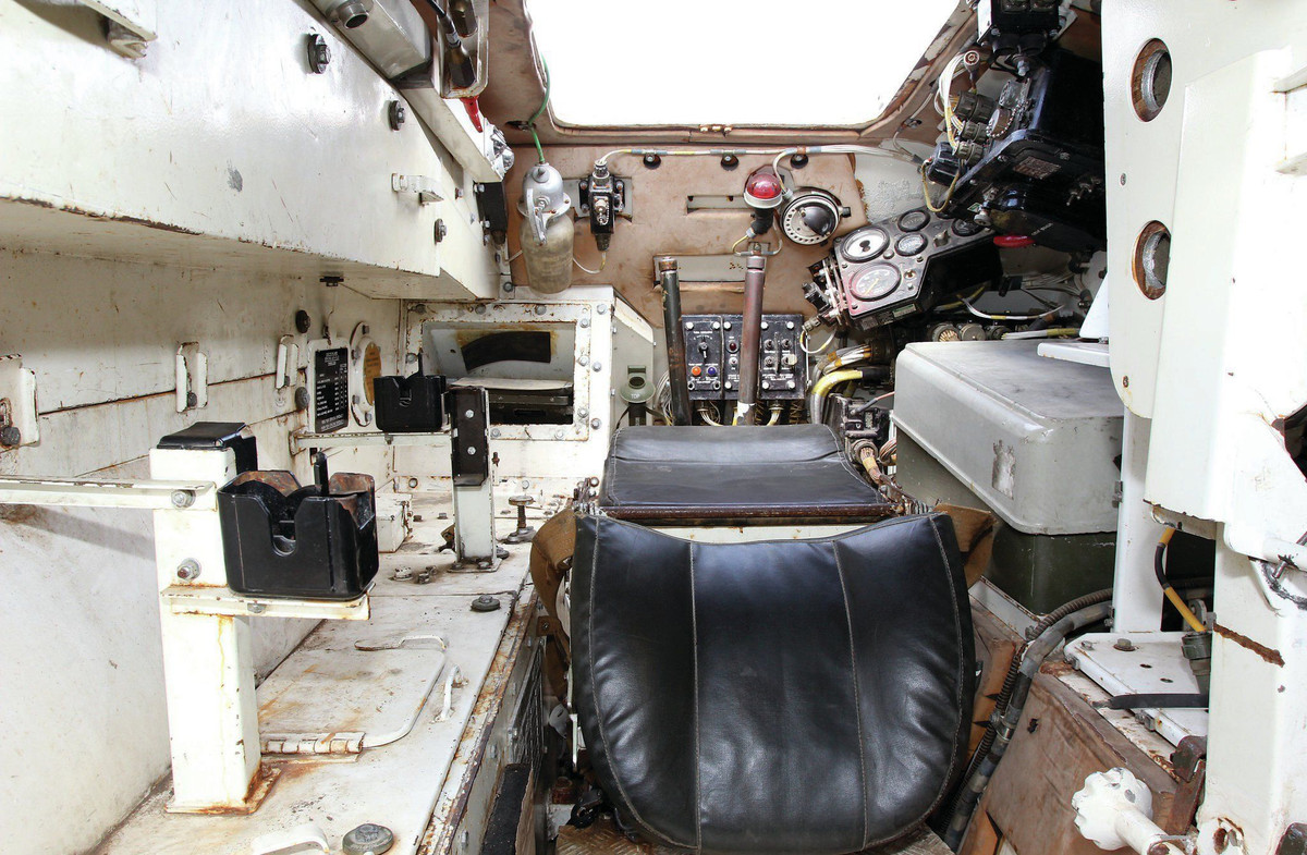 Khoang lái thô sơ đến giật mình của xe tăng chủ lực chiến trường Chieftain - dòng xe tăng chủ lực được Anh sử dụng trong Chiến tranh Lạnh. Điểm đặc biệt đó là do thói quen của binh lính, các xe tăng Anh cũng đặt vị trí lái ở bên phải xe - thay vì bên trái - giống với xe hơi ở Anh. Nguồn ảnh: Pinterest.