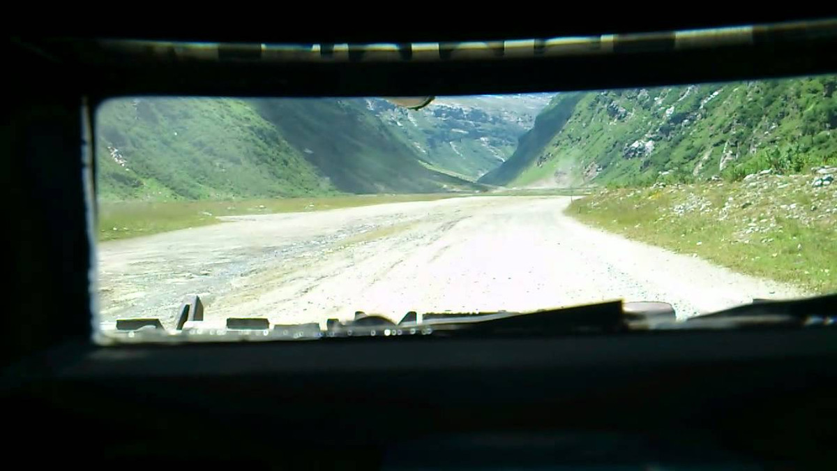 Góc nhìn từ bên trong xe tăng thực tế không hề hẹp mà còn khá rộng so với khe ngắm bé nhỏ mà lái xe có được. Nguồn ảnh: Pinterest.