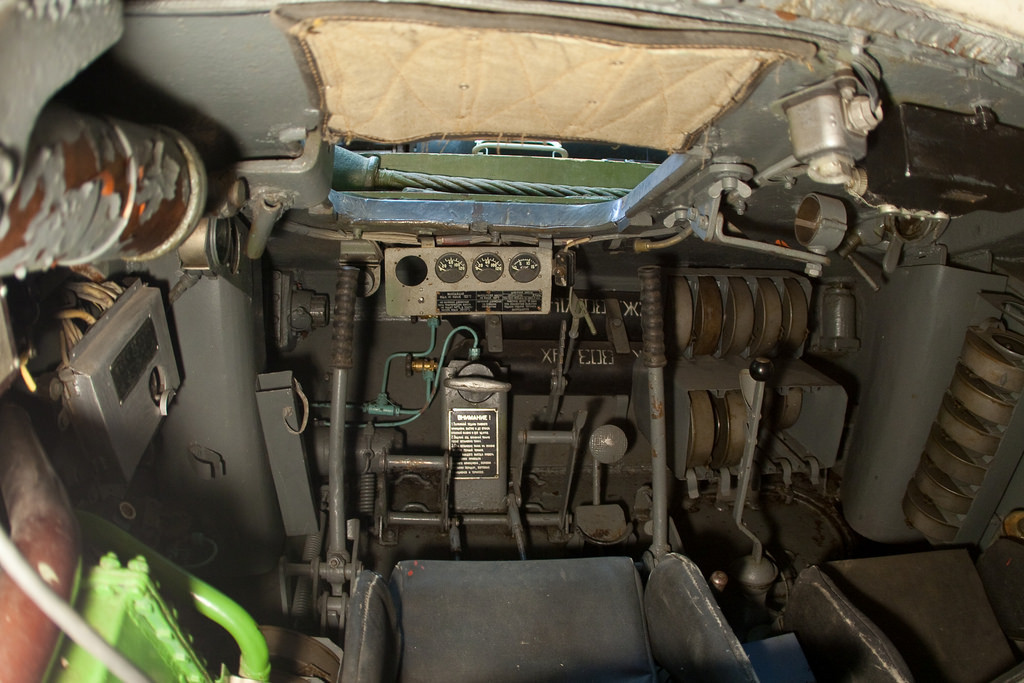 Lão làng T-34 với vị trí lái và hai cần điều khiển trái phải với cách thức điều khiển tương tự như T-72 và T-90 sau này. Nguồn ảnh: Pinterest.