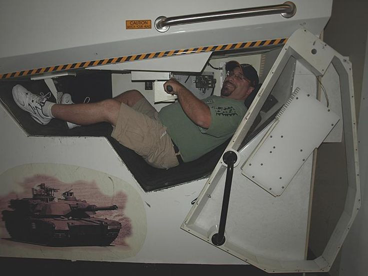 Về cơ bản thì vị trí lái của lái xe Abrams sẽ như thế này, chỉ duy nhất có một chân phanh, còn lại mọi điều khiển đều dùng tay. Nguồn ảnh: Pinterest.