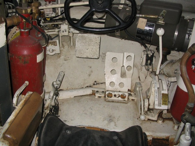 Mỹ cũng đã từng thiết kế M48 Patton với kiểu vô lăng để điều khiển xe. Nguồn ảnh: Pinterest.