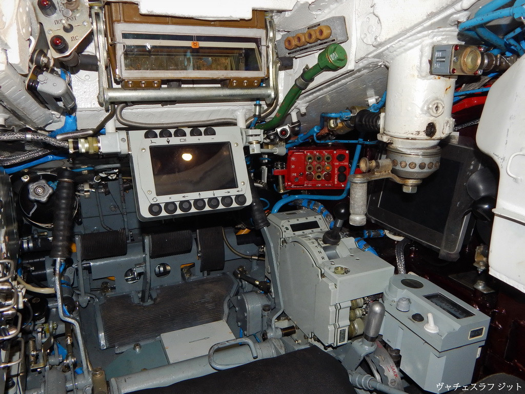 Xe tăng chủ lực T-72 cũng có thiết kế khoang lái tương tự. Cần phải lưu ý là cả T-90 và T-72 đều sử dụng hộp số tự động nhưng người lái vẫn có bàn đạp ly hợp bên cạnh chân phanh và chân ga. Nguồn ảnh: Pinterest.