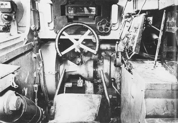 Khoang lái của xe tăng Tiger huyền thoại thời Chiến tranh Thế giới thứ hai, có thể thấy Đức đã có kiểu thiết kế vô-lăng lái xe tăng từ Chiến tranh Thế giới thứ hai cho tới tận mẫu Leopard 2 sau này. Nguồn ảnh: Pinterest.