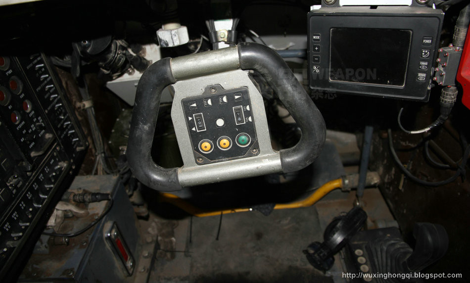 Thiết kế này cũng được Trung Quốc mang lên xe tăng MBT2000. Trong trường hợp cần đào tạo tài xế xe tăng cấp tốc, kiểu thiết kế này sẽ tỏ ra lợi hại hơn nhiều thiết kế kiểu cũ của xe tăng Nga. Nguồn ảnh: Pinterest.