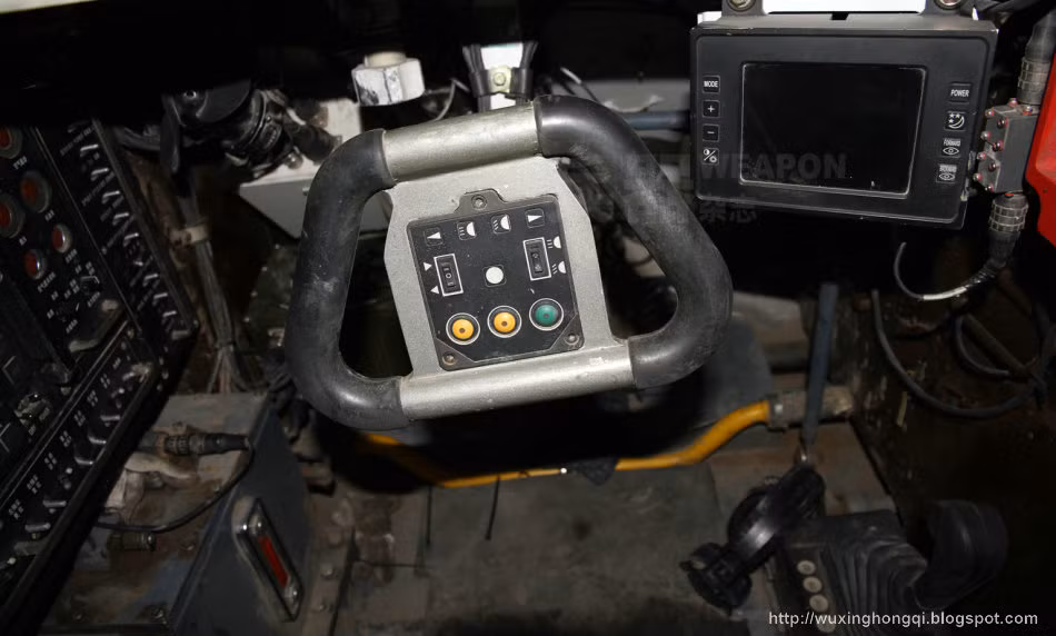 Thiết kế này cũng được Trung Quốc mang lên xe tăng MBT2000. Trong trường hợp cần đào tạo tài xế xe tăng cấp tốc, kiểu thiết kế này sẽ tỏ ra lợi hại hơn nhiều thiết kế kiểu cũ của xe tăng Nga. Nguồn ảnh: Pinterest.