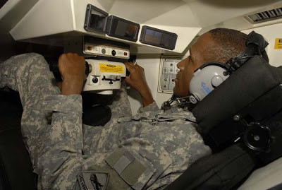 Mỹ lại có cách thiết kế khác, thay vì thiết kế khoang lái giống xe hơi thì xe tăng Abrams của Mỹ lại có hệ thống điều khiển giống với... xe máy. Nguồn ảnh: Pinterest.