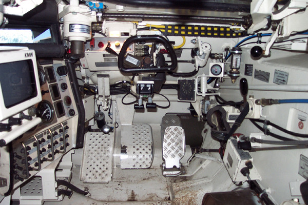 Khoang lái của xe tăng Leopard lại hiện đại hơn nhiều với hệ thống lái tự động kèm theo vô lăng điều khiển đơn giản giống như trên xe hơi - giúp tài xế dễ dàng tiếp cận hơn khi huấn luyện. Nguồn ảnh: Pinterest.