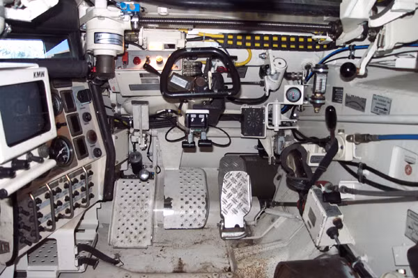 Khoang lái của xe tăng Leopard lại hiện đại hơn nhiều với hệ thống lái tự động kèm theo vô lăng điều khiển đơn giản giống như trên xe hơi - giúp tài xế dễ dàng tiếp cận hơn khi huấn luyện. Nguồn ảnh: Pinterest.