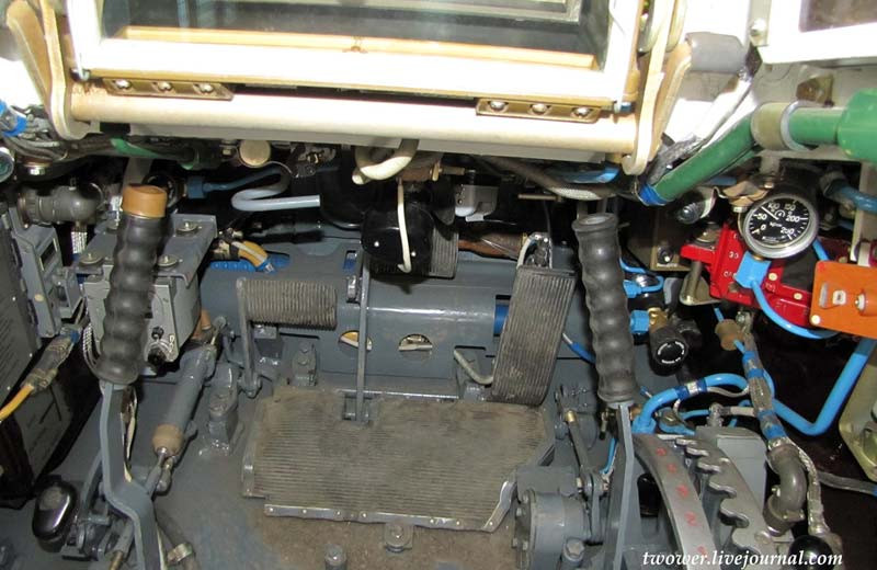 Đầu tiên là khoang lái của xe tăng T-90 - "con quái vật bọc thép" được coi là mạnh bậc nhất thế giới hiện nay. Về cơ bản thì T-90 vẫn sử dụng hai cần lái giống với thiết kế từ thời... T-34. Nguồn ảnh: Pinterest.