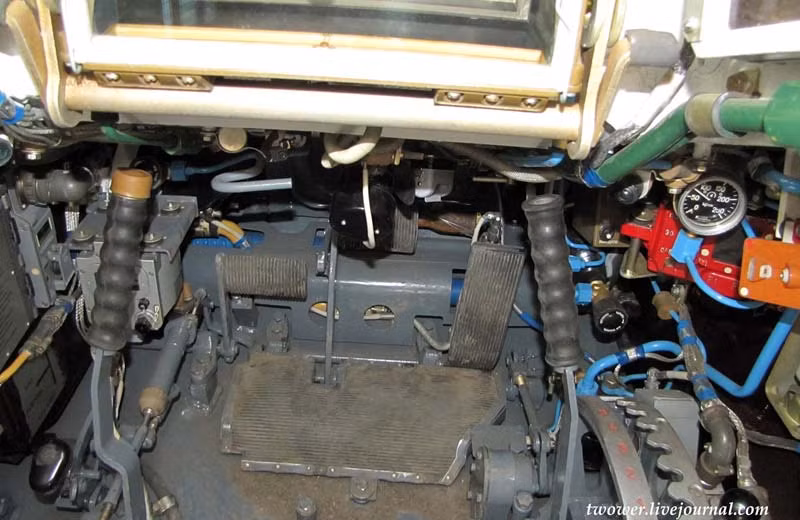 Đầu tiên là khoang lái của xe tăng T-90 - "con quái vật bọc thép" được coi là mạnh bậc nhất thế giới hiện nay. Về cơ bản thì T-90 vẫn sử dụng hai cần lái giống với thiết kế từ thời... T-34. Nguồn ảnh: Pinterest.