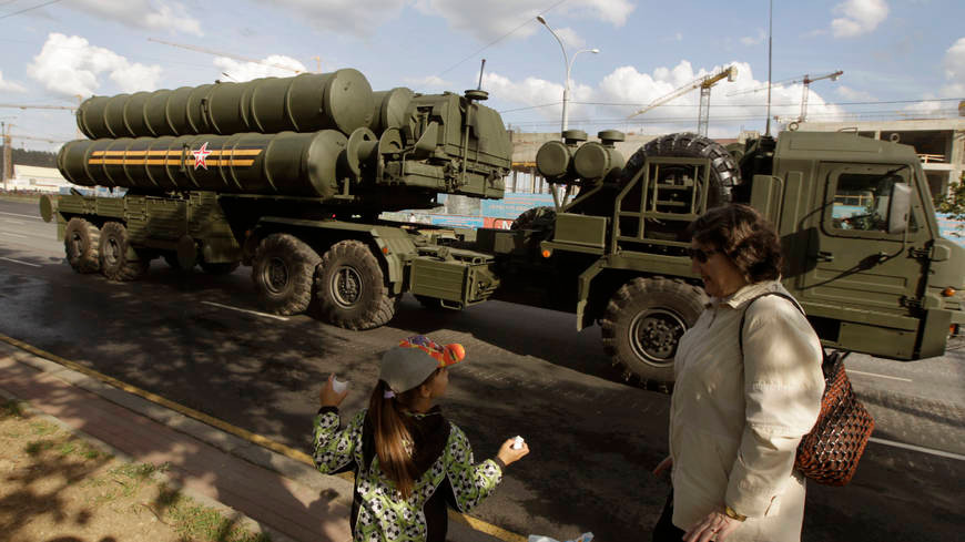 Hiện tại, Mỹ vẫn úp mở về việc có hoặc không bán tiêm kích F-35 cho Ankara trong tương lai vì việc Thổ Nhĩ Kỳ sở hữu cả hệ thống phòng không Nga lẫn tiêm kích hiện đại nhất của Mỹ có thể khiến loại tiêm kích này bị "lộ bài". Nguồn ảnh: Yeni Safak.