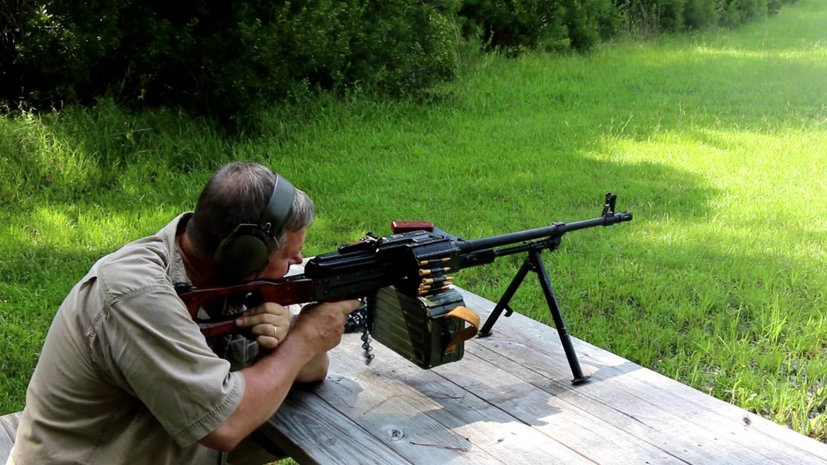 Đôi khi, khẩu súng máy PKM được mô tả ngắn gọn như là một khẩu "AK-47 được lộn ngược lại và sử dụng cỡ đạn lớn hơn". Kiểu mô tả này có phần hài hước nhưng cũng khá đúng với khẩu súng máy PKM này. Nguồn ảnh: Tube.
