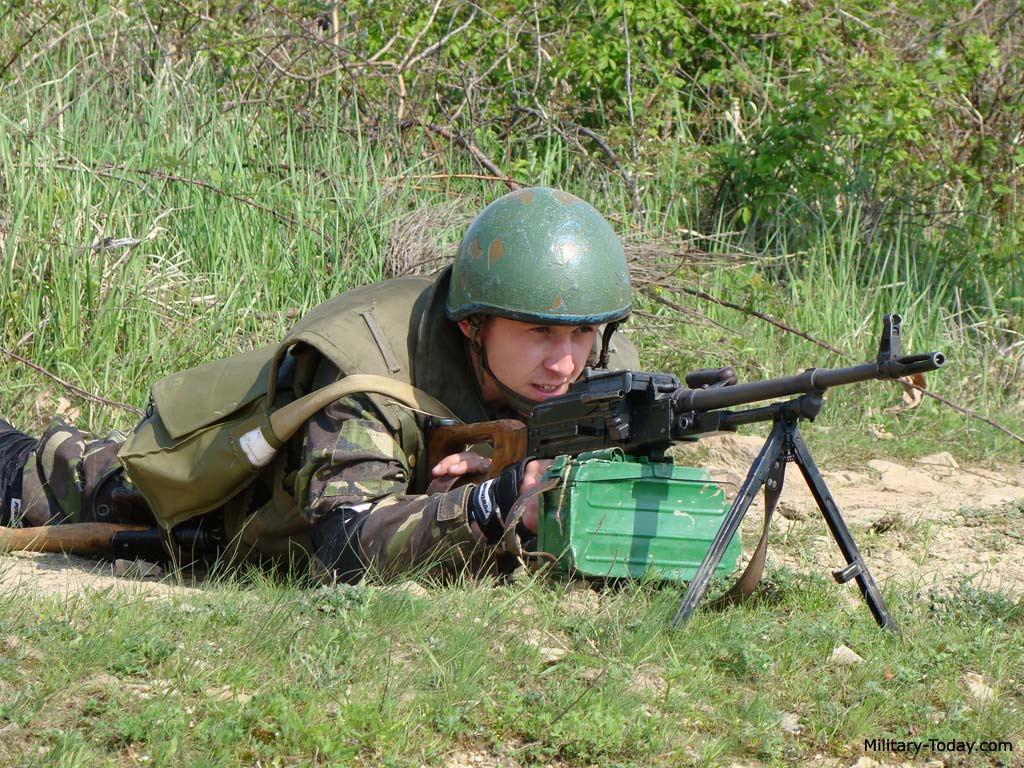 Đặc biệt, PKM có tính năng điều chỉnh khí trích ngược với ba nấc là 1, 2 và 3. Mỗi một nấc tượng trưng cho lượng khí khoá nòng được trích lại nhiều hay ít. Điều này giúp cho tăng hoặc giảm độ giật của khẩu PKM nhưng cũng ảnh hưởng tới tốc độ bắn. Ở chế độ trích khí nhỏ nhất, độ giật của PKM chỉ tương đương với AK-47 dù PKM sử dụng cỡ đạn 7,62x54mm trong khi AK-47 dùng đạn 7,62x39mm. Nguồn ảnh: Military.