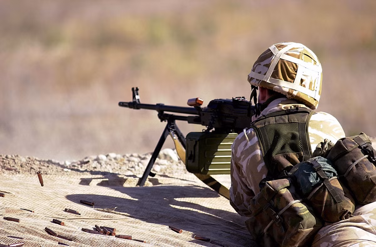 Một trong những cải tiến được coi là đáng tiền nhất của PKM chính là phiên bản PKP cho phép thay nòng nhanh - giúp súng luôn trong trạng thái chiến đấu tốt nhất kể cả khi xạ thủ khai hoả liên tục. Nguồn ảnh: Pinterest.