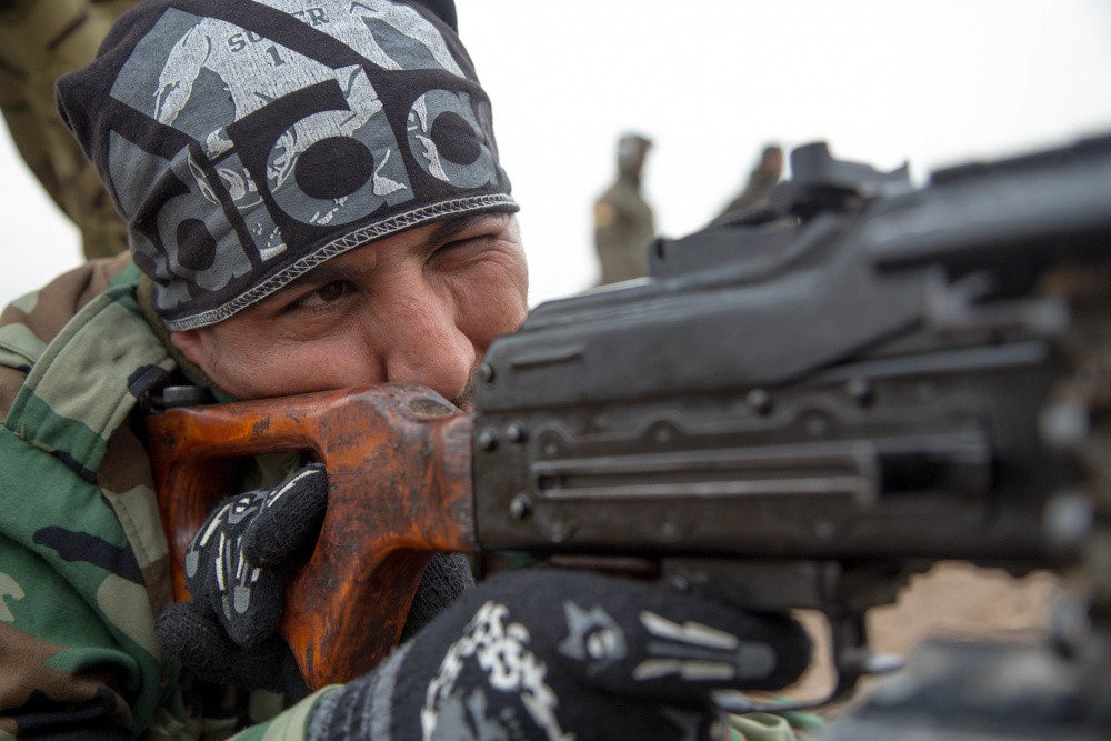 Thiết kế của PKM cũng được cho là an toàn hơn so với AK-47. Chủ yếu binh lính thuận tay phải, việc thiết kế chốt an toàn ở bên phải hộp khoá nòng có thể khiến người lính vô tình gạt vào chốt an toàn khi cầm súng hành quân dẫn đến tai nạn. Với PKM, chốt an toàn đặt ở bên trái hộp khoá nòng nên có vẻ khó "gạt nhầm" hơn. Nguồn ảnh: Pinterest.