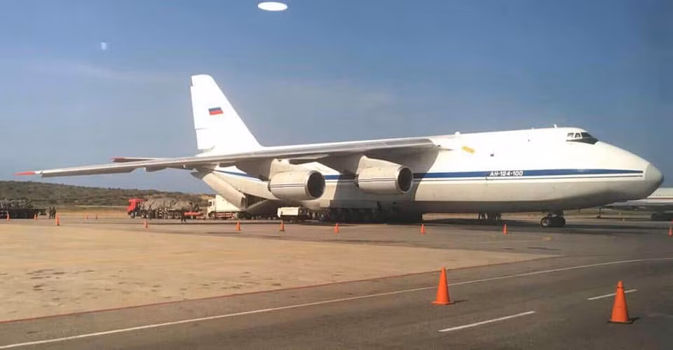 Thông tin trên có phần chính xác với sự xuất hiện của siêu máy bay vận tải Antonov An-124 Ruslan tại Venezuela. Đây là một trong những dòng máy bay vận tải hạng nặng lớn nhất thế giới và nó chỉ xếp sauAn-225 Mriya về khả năng vận tải. Nguồn ảnh: BBC.