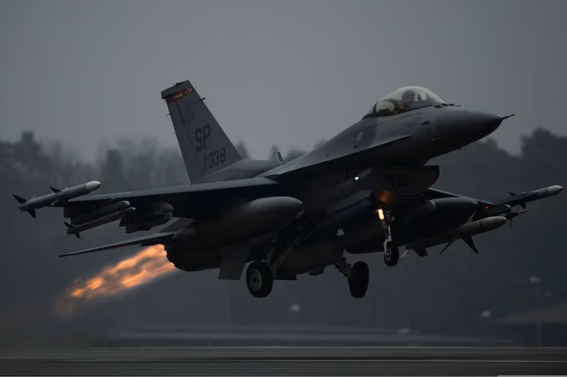 F-16 Viper hay F-16V là phiên bản tiêm kích mạnh nhất trong dòng F-16 hiện nay đang được Mỹ xuất khẩu ra nước ngoài. Theo như quảng cáo của Lockheed Martin, F-16V có những cải tiến cực kỳ vượt trội giúp nó có thể đối đầu "sòng phẳng" với các tiêm kích thế hệ năm hiện đại. Nguồn ảnh: Pinterest.