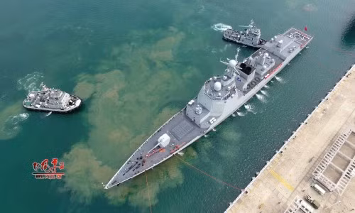 Có chiều dài 157 mét và chiều rộng ở khu vực giữa tàu tối đa 17 mét, khu trục hạm Type 052D chỉ có độ giãn nước tối đa 7500 tấn tuy nhiên lại cần tới 280 thuỷ thủ và sĩ quan chỉ huy để vận hành. Điều này dẫn tới vấn đề không gian bên trong tàu cực kỳ thiếu thốn. Nguồn ảnh: QQ.