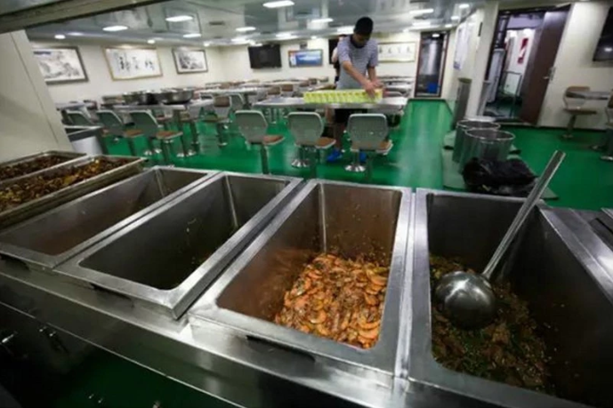 Nhà ăn trên tàu phục vụ liên tục 24 tiếng mỗi ngày, đảm bảo mọi kíp trực chiến trên tàu đều có đồ ăn nóng bất cứ lúc nào người lính cảm thấy cần. Nguồn ảnh: QQ.
