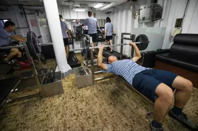 Mặc dù vậy, trên tàu vẫn có những khu vực sinh hoạt chung để binh lính Trung Quốc có thể có các hoạt động thể chất, rèn luyện thân thể lành mạnh. Nguồn ảnh: QQ.