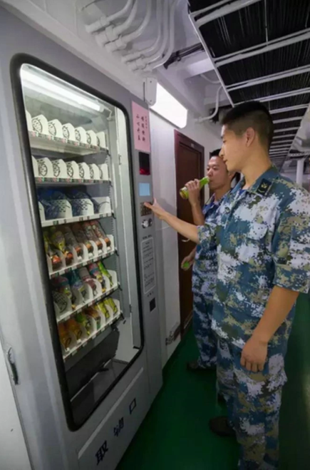 Thậm chí trên tàu còn có các loại máy bán hàng tự động để người lính sử dụng phụ cấp của mình bổ sung cho nhu cầu ăn uống. Nguồn ảnh: QQ.
