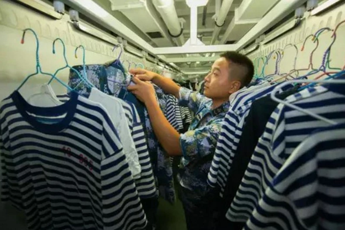 Mặc dù vậy, trên tàu không có nhiều không gian để binh lính phơi đồ. Tất nhiên là người lính cũng không thể phơi đồ trên sàn tàu. Nguồn ảnh: QQ.