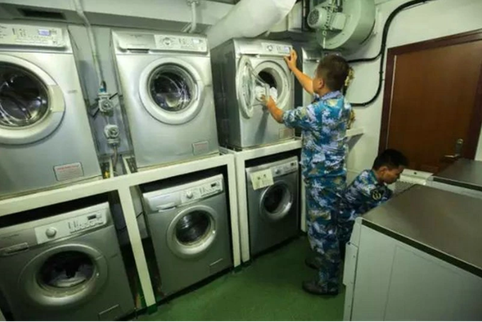 Khu giặt là của tàu được trang bị các máy giặt và máy sấy hiện đại, đủ để phục vụ nhu cầu của 280 lính cùng sĩ quan trên tàu. Nguồn ảnh: QQ.