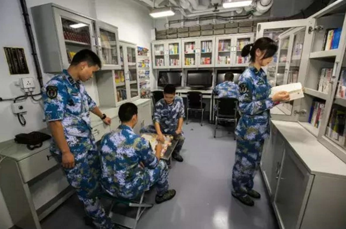 Thư viện và cũng là nơi sinh hoạt chung của binh lính. Có thể thấy trên khu trục hạm Type 052D của Hải quân Trung Quốc còn có cả thuỷ thủ nữ. Nguồn ảnh: QQ.