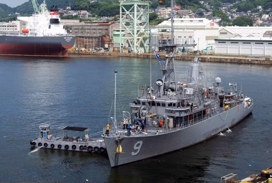 Đội tàu có số lượng đông nhất trong lực lượng Phòng vệ Biển Nhật Bản là tàu tác chiến chống thuỷ lôi hay tàu phá lôi. Tổng cộng Nhật Bản có tới 30 tàu loại này chia cho bảy lớp với lớp Sugashima có số lượng nhiều nhất, lên tới 12 chiếc. Nguồn ảnh: JSDF.