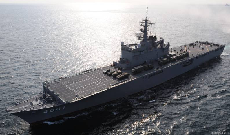 Cuối cùng là ba tàu đổ bộ tấn công lớn nhất của lực lượng này với độ giãn nước lên tới 14.000 tấn mỗi chiếc thuộc lớp Osumi. Với đội tàu này, Hải quân Nhật Bản có thừa đủ năng lực dể thực hiện mọi kiểu tác chiến trên biển, từ phòng thủ lãnh hải cho tới việc tấn công đổ bộ ra bên ngoài lãnh thổ. Nguồn ảnh: JSDF.