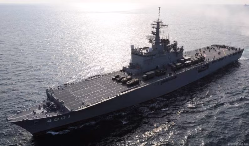 Cuối cùng là ba tàu đổ bộ tấn công lớn nhất của lực lượng này với độ giãn nước lên tới 14.000 tấn mỗi chiếc thuộc lớp Osumi. Với đội tàu này, Hải quân Nhật Bản có thừa đủ năng lực dể thực hiện mọi kiểu tác chiến trên biển, từ phòng thủ lãnh hải cho tới việc tấn công đổ bộ ra bên ngoài lãnh thổ. Nguồn ảnh: JSDF.