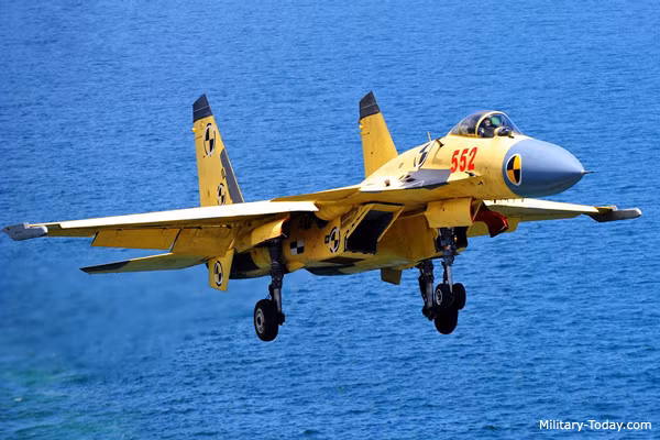 Ngoài ra, hệ thống điện tử và điều khiển bay trên chiếc J-15 lại được cho là phát triển từ tiêm kích J-11B - phiên bản tiêm kích hiện đại bậc nhất hiện nay do Trung Quốc sản xuất hiện nay. Nguồn ảnh: Militarytoday.