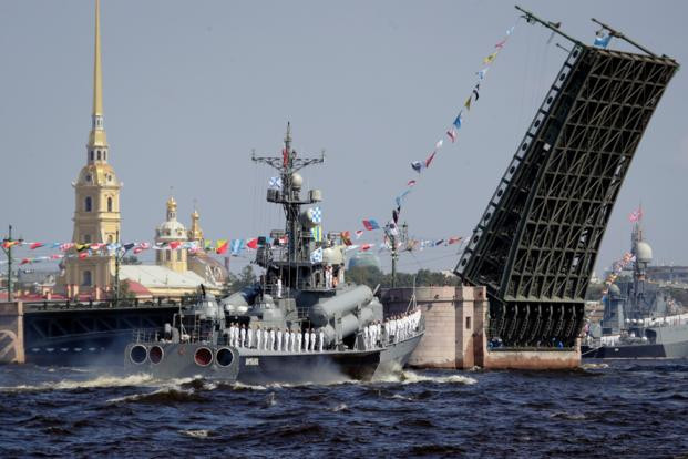 Đóng tàu chưa bao giờ là thế mạnh của Nga, lực lượng Hải quân Nga hiện tại có nòng cốt chủ yếu bao gồm các tàu chiến, tàu ngầm được đóng từ thời Liên Xô và chi phí vận hành đội tàu này với Nga hiện tại cũng là một vấn đề lớn. Nguồn ảnh: TASS.