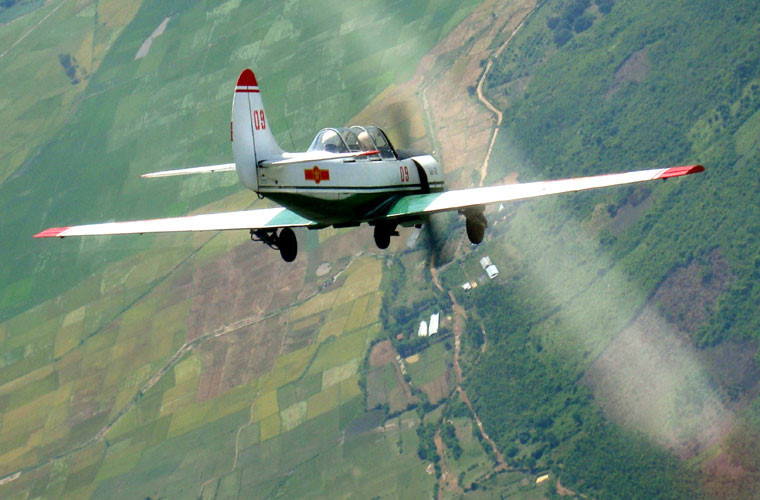 Ngoài ra, Yak-52 còn rất thích hợp cho phi công huấn luyện bay theo đội hình, thực nghiệm động tác bổ nhào, tấn công mặt đất ở tốc độ thấp - giúp những sai sót của học viên trong quá trình huấn luyện không dẫn tới hậu quả quá nghiêm trọng. Nguồn ảnh: Hà Trang.