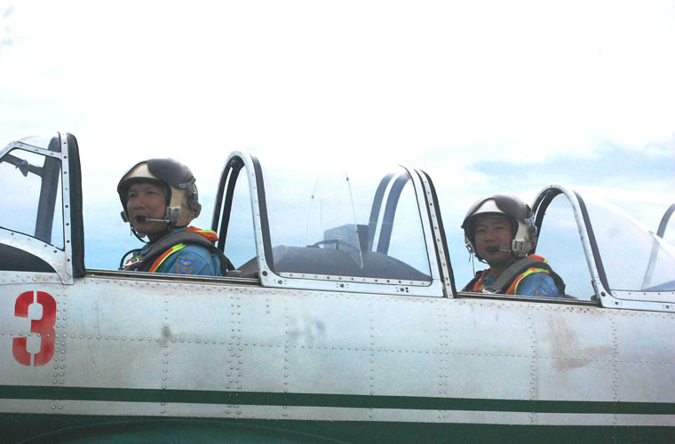 Là loại máy bay huấn luyện, chắc chắn Yak-52 được thiết kế với hai chỗ ngồi. Loại máy bay này có chiều dài khoảng 7,75 mét, sải cánh rộng 9,3 mét và sử dụng một động cơ cánh quạt hai lá công suất 360 mã lực. Nguồn ảnh: Hà Trang.