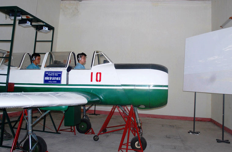 Buồng lái mô phỏng được xây dựng dựa trên mô hình Yak-52 để các phi công "bay nguội" trước khi được tiếp cận và học tập trên máy bay thật. Nguồn ảnh: Hà Trang.