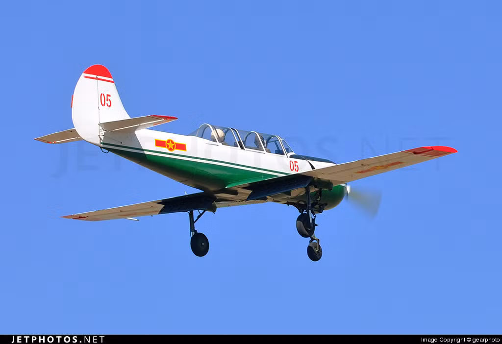 Ban đầu, loại máy bay này được thiết kế để làm máy bay huấn luyện cho các học viên trong đội bay thể thao hoặc bay trình diễn của Liên Xô. Tuy nhiên sau đó, Yak-52 đã dần dần trở thành phi cơ huấn luyện sơ cấp chuyên cho mọi phi công quân sự. Nguồn ảnh: Jetphoto.
