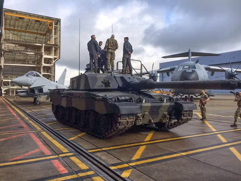 Đức đã đề xuất phương án thay đổi khẩu pháo rãnh xoắn của Anh bằng một khẩu pháo nòng trơn cũng có cỡ nòng 120mm do Rheinmetall sản xuất. Phía Đức cho rằng, thiết kế của Challenger 2 sẽ không phải thay đổi quá nhiều khi sử dụng một khẩu pháo có cùng cỡ nòng 120mm như ban đầu. Nguồn ảnh: Sina.