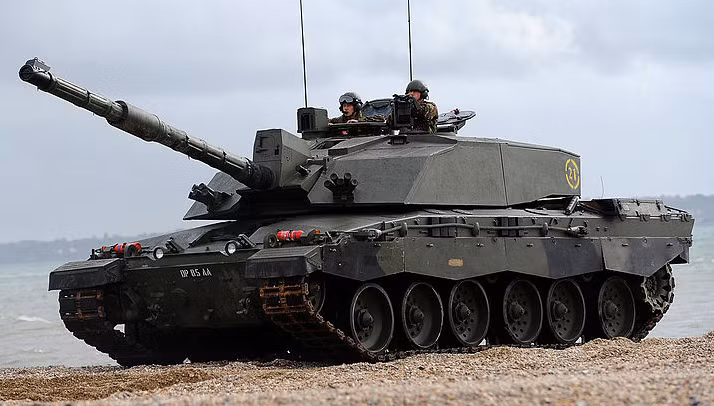 Theo thiết kế, Challenger 2 kiểu mới sẽ có cơ số đạn dự trữ 50 viên với khoang chứa đạn được đặt riêng giống như thiết kế khoang chứa đạn trên chiếc Abrams của Mỹ. Tuy nhiên, thiết kế này mới chỉ dừng ở mức thử nghiệm, chưa được sản xuất hàng loạt. Nguồn ảnh: Sina.