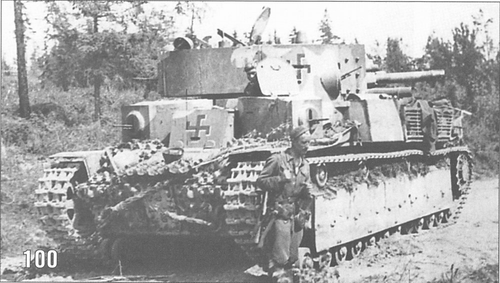 Xe có trọng lượng tổng cộng 28 tấn và dài tới 7,44 mét, chiều rộng của xe lên tới 2,87 mét và cao 2,82 mét. Thiết kế của T-28 đòi hỏi kíp chiến đấu lên tới 6 người - biến nó thành một trong những xe tăng hạng trung có kíp lái đông nhất lịch sử. Nguồn ảnh: Warhistory.