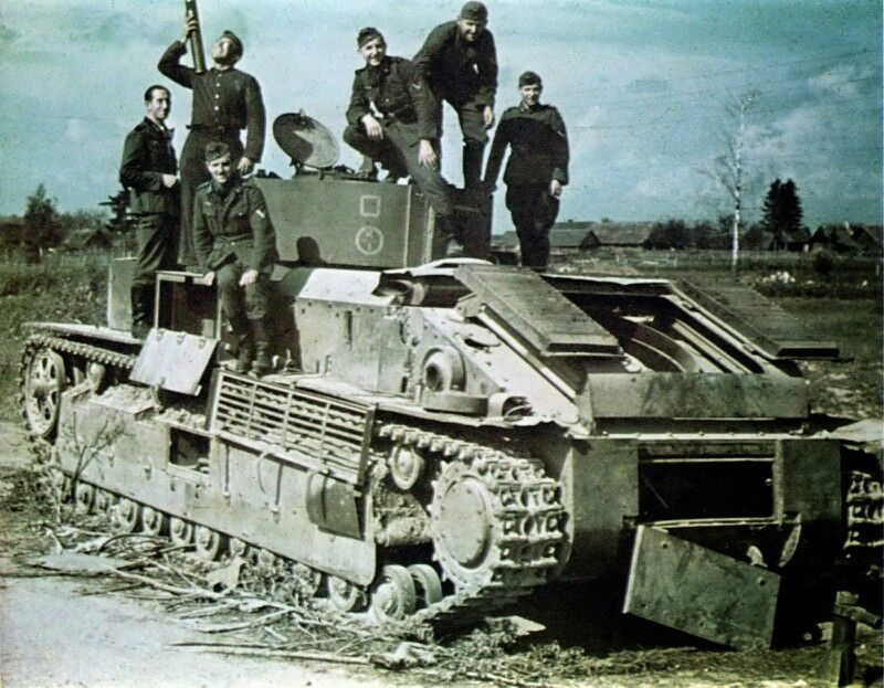 Được trang bị động cơ Mikulin M-17 sử dụng nhiên liệu xăng, loại xe tăng này có nhược điểm là cực kỳ dễ bắt lửa trong chiến đấu. Thực tế Mikulin-17 là động cơ do hãng BMW của Đức sản xuất, được Liên Xô mua lại giấy phép sản xuất. Nguồn ảnh: Warhistory.