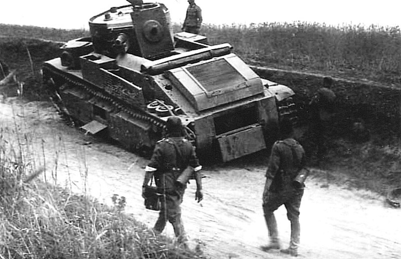 Phiên bản T-28E hay T-28C được ra đời năm 1940 được tăng cường thêm giáp sau khi rút kinh nghiệm tham chiến trong Chiến tranh Mùa đông. Việc thêm giáp khiến T-28C bị tăng trọng lượng lên tới 32 tấn. Nguồn ảnh: Warhistory.